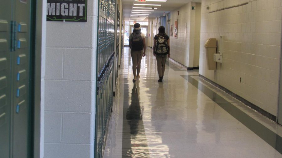 8th grade students head to their class to avoid being late.